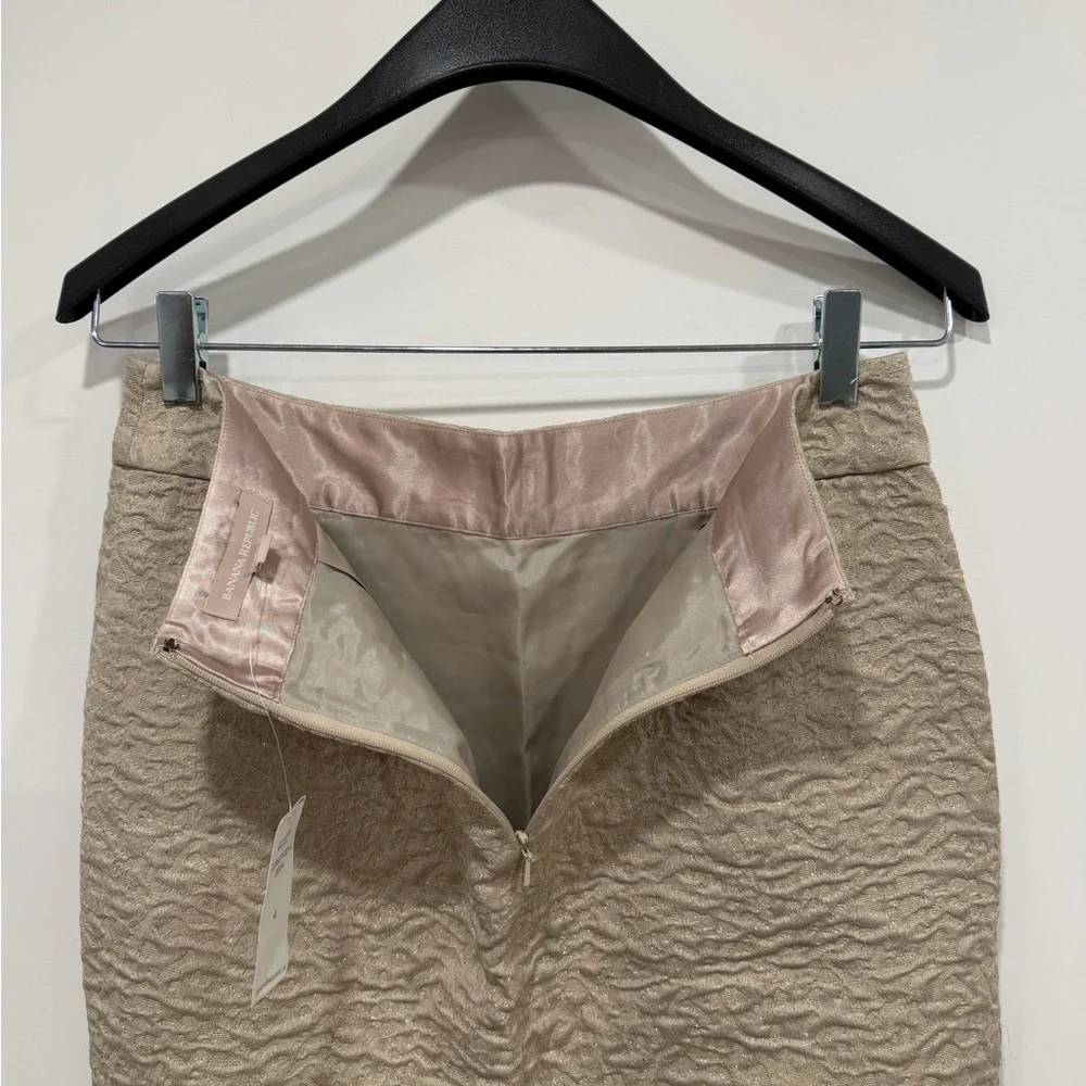 Banana Republic Jacquard Gold Shimmer Pencil Skirt. - Picture 10 of 10